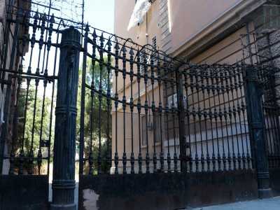 La voglia di riscatto e rinascita, espressa con inevitabile retorica di regime, � ancora evidente nel ferro del grande cancello del complesso residenziale, con il suo doppio enorme fascio littorio. Cancello ora arrugginito e quasi completamente occultato dai rifiuti accumulati attorno ai cassonetti